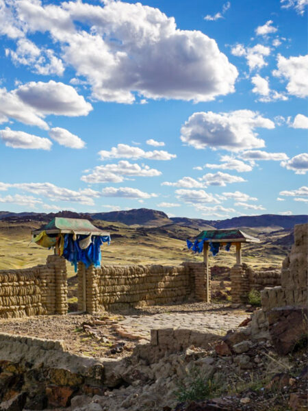 Teil der Ruinen des Ongi-Klosters (Ongiin Khiid) in der Mongolei sind zu sehen. Auf dem Bild kann man nur zwei Torbögen erkennen, die zu dem einst größten Kloster der Mongolei gehören.