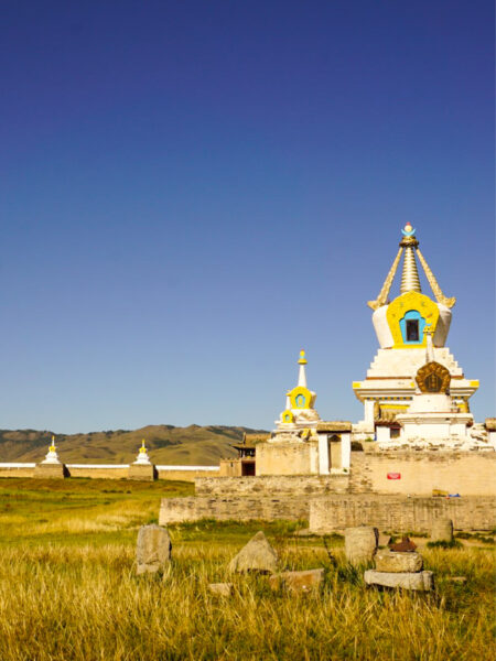 Auf dem Bild sieht man das älteste noch erhaltene buddhistische Kloster der Mongolei, das Erdene-Zuu-Kloster. Das Foto wurde im Zuge einer Trekkingreise aufgenommen.