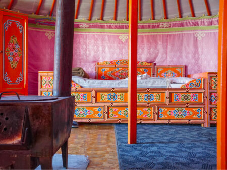Wir sehen das Innere einer Jurte in der Mongolei. Hierbei handelt es sich um die Unterkunft für Wanderreisende mit Weltweitwnadern.