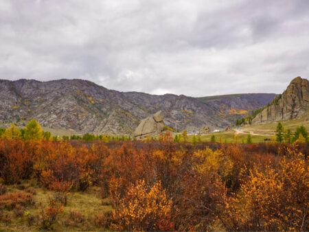 Auf dem Bild sieht man eine Gebirgslandschaft in der Mongolei, wie sie auch im Zuge einer Wanderreise erlebt werden kann.