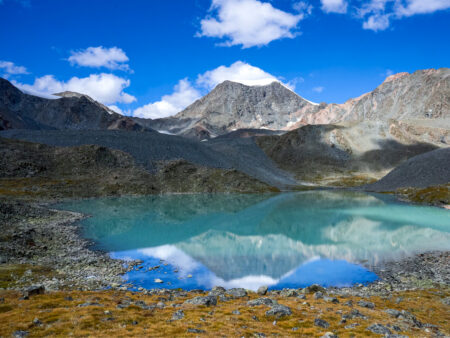 Auf dem Bild sieht man einen klaren blauen Bergsee in der Gebirgslandschaft im Westen der Mongolei.