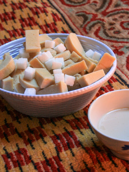 Das Bild zeigt eine traditionelle mongolische Süßspeise, die die Reisenden mit Weltweitwandern bei ihrem Trip durch den Westen der Mongolei von den nomadischen Gruppen bekommen.