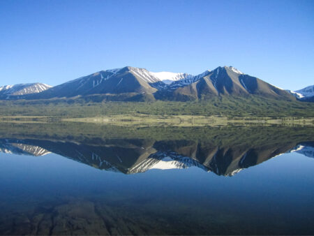 Das Altai-Gebirge in der Mongolei spiegelt sich auf dem Bild im Wasser des Khoton-Sees.