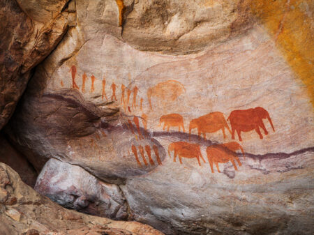 Prähistorische Felszeichnungen der Khoisan mit Tier- und Menschendarstellungen in Namibia.