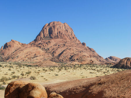 Markanter Granitberg Spitzkoppe in der Wüstenlandschaft Namibias.