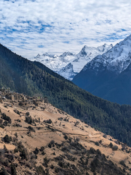 Ein Aussichtsfoto in der Region des Annapurna-Massiv. Im Vorderungrund sieht man auch eine kleine Ortschaft, die am Annapurna-Circuit-Trek liegt.