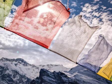 Mehrere Gebetsfahnen flattern im Wind entlang des Wegs des Annapurna Circuit Treks.