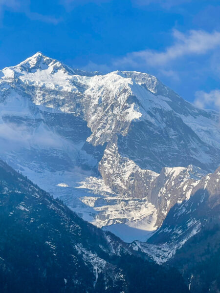 Ein Panorama-Foto des Annapurna-Massivs in Nepal. Das Foto wurde bei einer Trekkingreise durch die Annapurna-Region aufgenommen.
