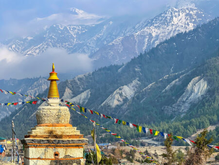 Im Vordergrund des Bildes kann man eine buddhistische Stupa erkennen, während der Hintergrund vom Annapurna-Massiv dominiert wird.