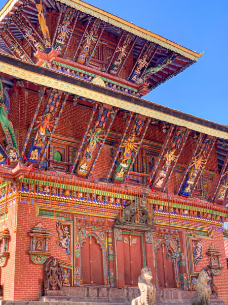 Man sieht einen Teil der Tempelanlage Changu Narayan im gleichnamigen Dorf in Nepal.