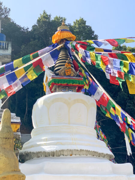 Das Bild zeigt eine Stupa im buddhistischen Kloster Namobuddha in Nepal.