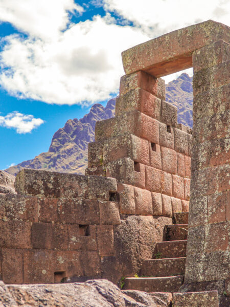 Man sieht einen Torbogen, ein Teil einer Ruinenanlage in der Nähe von Pisaq, im heiligen Tal der Inka. Er besteht aus alten Steinen, die im Zug einer Weltweitwandern-Reise erforscht werden können.