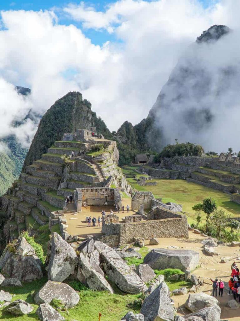 Auf dem Bild sieht man die alte Inka-Stadt Machu Picchu hoch in den Anden.