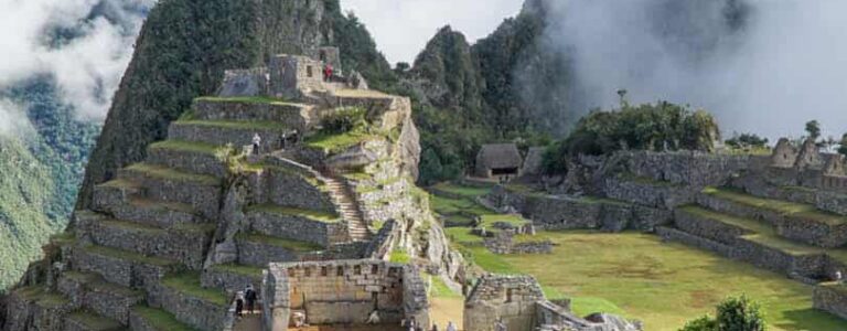 Auf dem Bild sieht man die alte Inka-Stadt Machu Picchu hoch in den Anden.