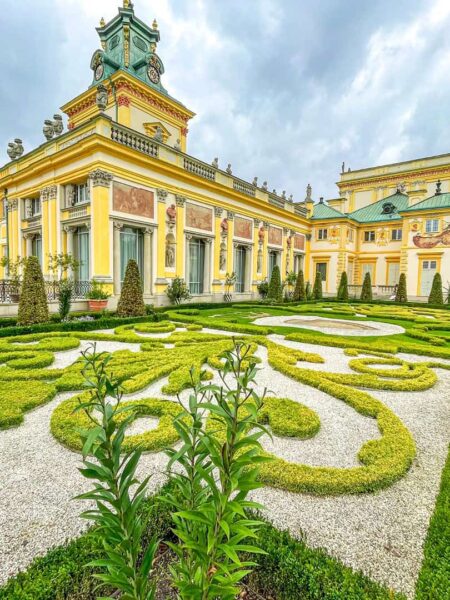 Man sieht das Schloss Wilanow in Polen, eines der Wahrzeichen der Stadt, von der aus man zu seiner Wanderreise mit Weltweitwandern aufbricht.