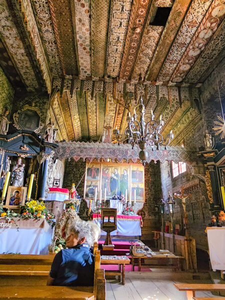 Man sieht eine kleine Kapelle im Goralen-Dorf Chochołów, wie sie auch bei einer Wanderreise durch die polnische und slowakische Tatra besichtigt werden kann.
