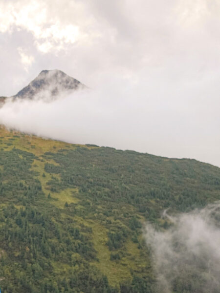 Man sieht einen wolkenverhangenen Berggipfel in der polnischen Tatra, auf dem Weg zu einer der Unterkünfte für die Wanderreisenden mit Weltweitwandern.