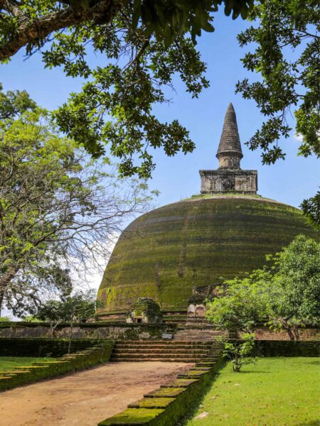 Auf dem Bild ist die Rankoth Vehera, eine antike Stupa in der historischen Stadt Polonnaruwa auf Sri Lanka zu sehen.