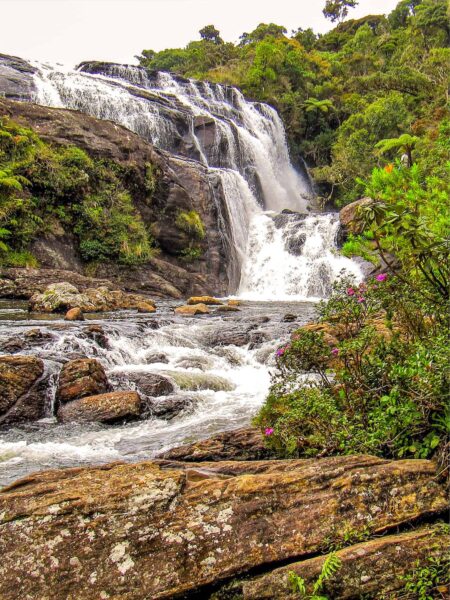 Einer der Wasserfälle im Horton Plains Nationalpark auf Sri Lanka ist auf dem Bild zu sehen.
