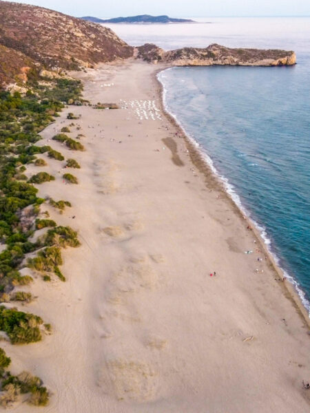 Patara, der längste Strand in der Türkei, ist am Bild zu erkennen. Der Strand ist trotz seiner Schönheit kaum besucht, was daran liegt, dass es sich hier um ein Schutzgebiert handelt.