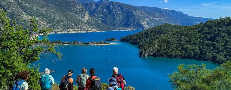 Fünf Wanderreisende stehen vor der Ölüdeniz-Lagune in der Türkei.