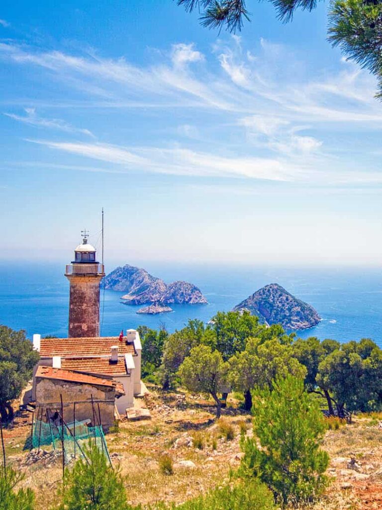 Am Bild sehen wir den Leuchtturm am Kap Gelidonya, entlang einer Wanderroute durch die Türkei, die man im Zuge einer Wanderreise mit Weltweitwandern besuchen kann.