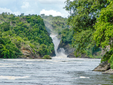 Nil stürzt als Wasserfall durch eine enge Felsschlucht im Murchison-Falls-Nationalpark.