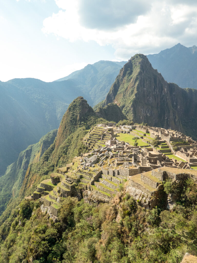Die Ruinen der alten Inka-Stadt Machu-Pachu fotografiert von einem erhöhten Punkt aus. Die Ruinen in Peru sind eines abschließenden Highlights auf der langen Reise mit Weltweitwandern.