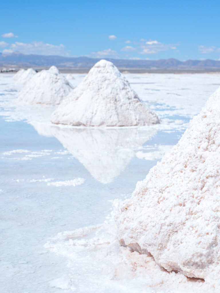 Mehrer Haufen Salz sind im Bild sichtbar. Sie befinden sich in der Salzebene der Uyuni, wo sich auch der größte Salzsee der Erde befindet.