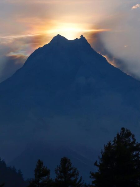 Man sieht den Gipfel des Bergs Manaslu in Nepal bei Sonnenaufgang.