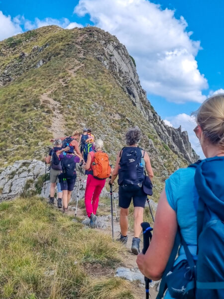 Ein kleine Gruppe auf Wanderreise wandert am Grat von einem Bergsattel zum Gipfel des Vajusan in Albanien.