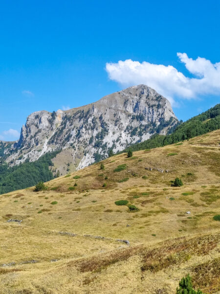 Man sieht den Gipfel des Trojanit in Albanien. Das Steinmassiv ist ein Ziel der Reise in Albanien.