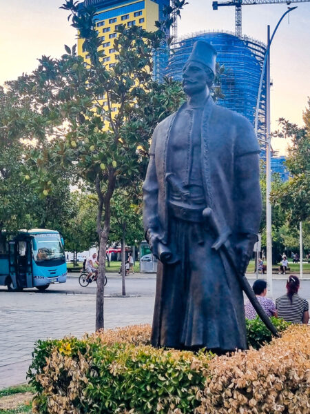 Die Statue von Süleiman Pascha in Tirana.