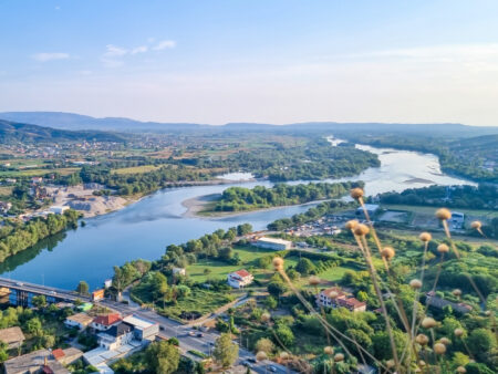 Ein Landschaftsfoto von einem Fluss in Albanien. Das Foto wurde von der Burg Rozafa aus aufgenommen