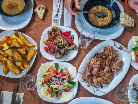 Ein traditionelles, albanisches Abendessen ist auf einem Tisch in einer Gästehaus vorbereitet.