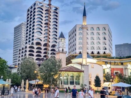 Man sieht eine Moschee am Skanderbeg-Platz in Tirana.