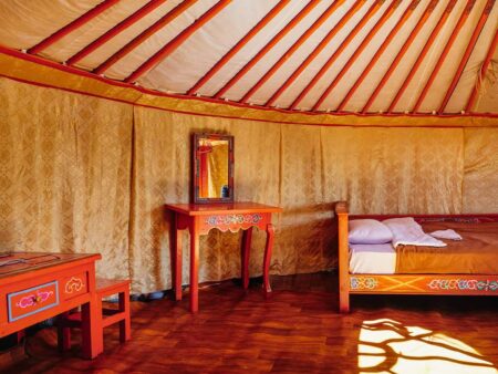 Man sieht das Innere einer Jurte in einem Ger-Camp in der Mongolei. Die Jurte dient als Schlafplatz für die Reisenden auf ihrer Weltweitwandern-Reise durch den zentral-asiatischen Staat.