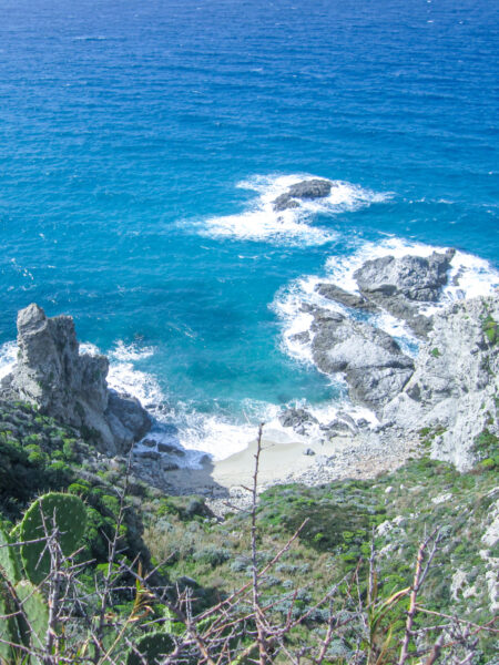 Man sieht die Küste Italiens am Capo Vaticano in Kalabrien. Das tyrrhenische Meer bricht an den schroffen Felse. Das Foto wurde von oben, von einem Wanderweg aus aufgenommen.