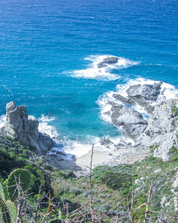 Man sieht die Küste Italiens am Capo Vaticano in Kalabrien. Das tyrrhenische Meer bricht an den schroffen Felse. Das Foto wurde von oben, von einem Wanderweg aus aufgenommen.
