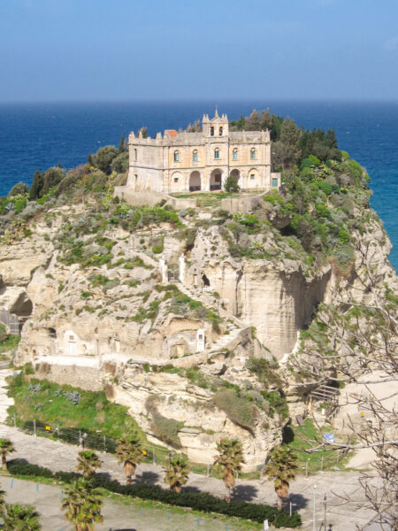 Auf einem Hügel direkt an der Küste von Kalabrien nahe Tropea steht das Santuario di Santa Maria dell'Isola, ein berühmtes Kloster in Italien, das auch mit Weltweitwandern bei einer reise durch Kalabrien und Sizilien besucht wird.