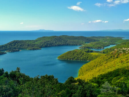 Der Nationalpark Mljet von oben von einer Wanderroute aus fotografiert. Die Bucht der kroatischen Insel strahlt in klarem Blau.
