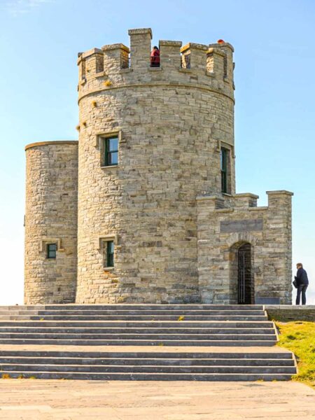 Man sieht den O'Brien's Tower im Foto, der an den Cliffs of Moher an der Atlantikküste von Irland zu finden ist.