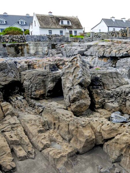 Man sieht den Burren in der Grafschaft Clare in Irland. Es handelt sich dabei um eine felsige Landschaft in der Nähe der Ortschaft.