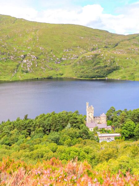 Von einer Anhöhe im Glenveagh National Park aus fotografiert sieht man das Lough Veagh, einen See in Irland, und das Glenveagh Castle.