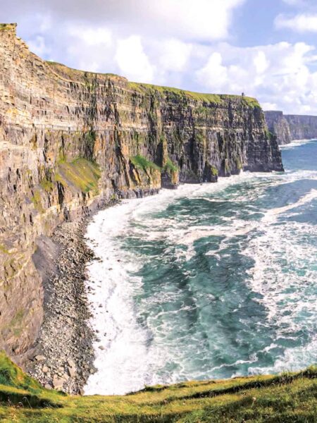 Man sieht die Cliffs Moher, eine berühmte Klippenlandschaft an der Westküste Irlands.