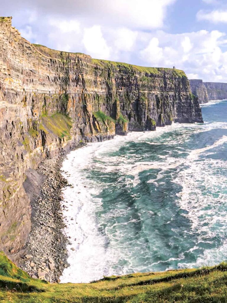 Man sieht die Cliffs Moher, eine berühmte Klippenlandschaft an der Westküste Irlands.