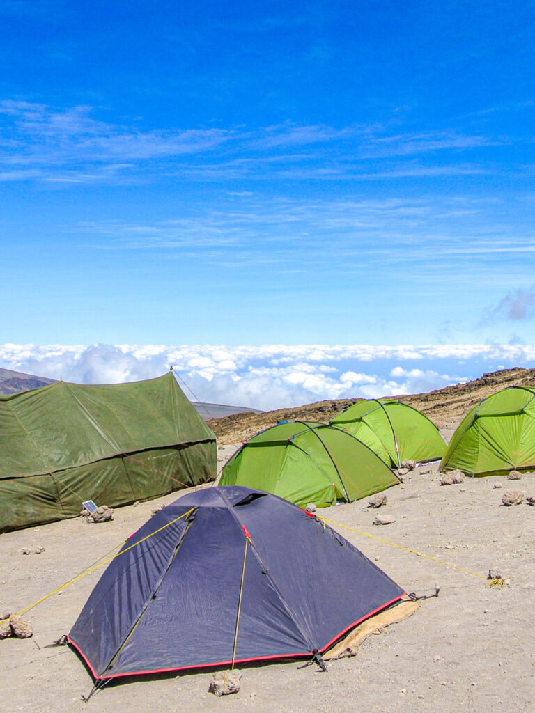 Am Bild ist das Zeltlager auf dem Weg zum Gipfel des Kilimandscharo zu sehen.