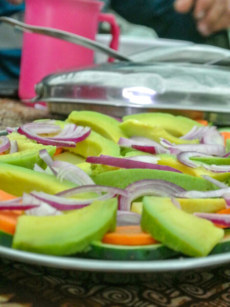 Ein Teller gefüllt mit Avocado und anderem Gemüse, der als gesundes Abend- oder Mittagessen am Weg zu Gipfel dient.