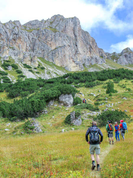 Eine kleine Gruppe auf Wanderreise folgt dem 