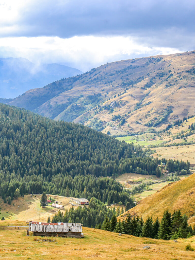 Aufdem Bild sieht man die Gebirgslandschaft des Prokletje-Nationalparks im Kosovo. Die 